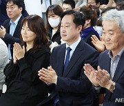 출구조사 결과 확인하는 김준혁 후보