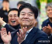 출구조사 결과에 기뻐하는 양문석 후보