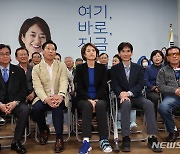 접전지 광진을, 출구조사방송 시청하는 고민정 후보