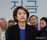 출구조사방송 시청하는 고민정 후보