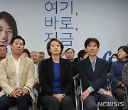 접전지 광진을, 출구조사방송 시청하는 고민정 후보