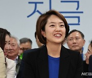 출구조사방송 시청하는 고민정 후보