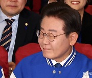 출구조사 결과 확인하는 이재명