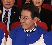 출구조사 결과 확인하는 이재명