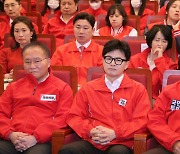 출구 조사 결과 발표 시청하는 한동훈 비대위원장