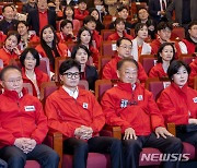 출구조사 결과 발표 시청하는 한동훈 비대위원장