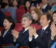 출구조사 결과 지켜보는 조국