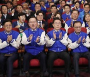 출구조사 결과 발표에 환호하는 민주당, 침통한 국민의힘