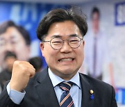 꽃다발 받은 박찬대 후보