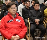 굳은 표정의 권성동 후보