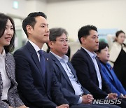 개표 방송 지켜보는 김한규 더불어민주당 후보