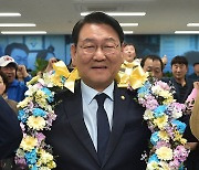 꽃 목걸이 목에 건 김교흥 후보