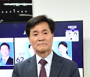 감격의 눈물 흘리는 안병구 밀양시장 당선인