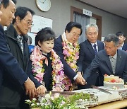 당선 축하받는 밀양·의령·함안·창녕 박상웅 당선자