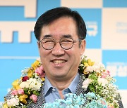 '당선 유력' 기뻐하는 맹성규 후보