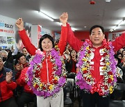 환호하는 박성민 당선인