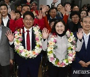 '당선 확실' 기뻐하는 배준영 후보