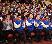 강원 '보수텃밭' 아닌 '경합지'[출구조사]