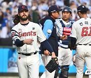 구자욱에게 2점 홈런 맞고 교체되는 윌커슨 [사진]