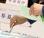 사전투표 37.6%는 60대 이상…출구조사 ‘반전’ 나올까