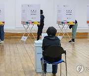 신중하게 한표 행사하는 유권자들