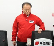 긴급 투표상황 점검회의 참석하는 윤재옥 공동선대위원장