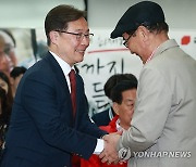 지지자와 인사하는 최재형 후보