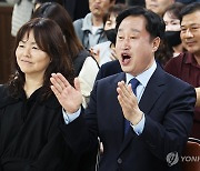 개표방송 보며 기뻐하는 김준혁 후보