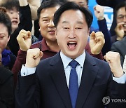 개표방송 보며 기뻐하는 김준혁 후보