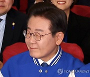 출구조사 확인하는 이재명 대표