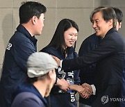 당원들과 인사 나누는 조국 대표