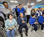 출구조사 결과에 환호하는 원창묵 후보 선거캠프