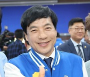 민주당 이성윤 후보 '엄지척'