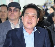 개표방송 보는 김선교 후보