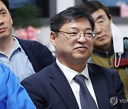 출구조사 보는 더불어민주당 허소 후보