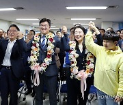 더불어민주당 광주 북구갑 정준호 '당선' 환호