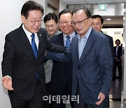 민주당, 175석 석권…이재명 "당선자들, 낮고 겸손한 자세 보여야" 경고