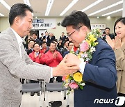 강명구 당선인에게 축하 꽃목걸이 전달하는 김장호 구미시장