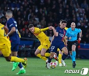 팔까지 꺾는 바르셀로나의 총력 수비에 고전하는 PSG