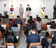 취재진 앞에서 총선 참패 입장 밝히는 한동훈