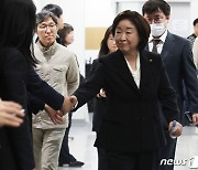 당직자들과 인사 나누는 심상정