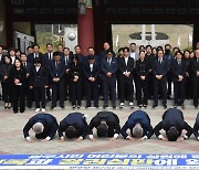 민주당 광주 당선인들 큰절 "정권 폭주 막겠다"