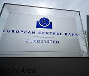 ECB, 기준 금리 동결…"인플레 억제되면 금리 인하"(종합)