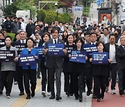 [포토] 조국과 당선자들 “김건희 여사, 검찰이 안 하면 특검이 수사”