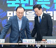 [포토]이해찬 공동선대위원장 의자 빼주는 이재명 대표