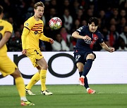 이강인 61분 뛰었지만…PSG, 바르사에 2-3 '역전패'