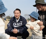 총선 직전 '尹의 주말'은 어린이…"할아버지랑 사진찍자"