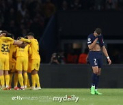 이강인 빠지고 '와르르' 무너진 PSG...바르셀로나, 난타전 끝에 파리 원정서 '펠레스코어' 승리→4강 유리한 고지 '선점'