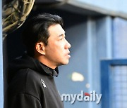 [MD포토] 경기 지켜보는 한화 김강민