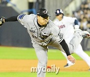 [MD포토] 류현진 '첫 피안타는 잊고'